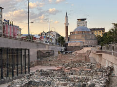 モスクから目と鼻の先のセルディカ駅をドドーンと遺跡が取り囲みます。
