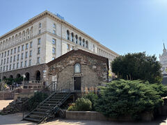 セルディカ駅そばにある半地下の教会、聖ペトカ地下教会は両日とも扉が閉ざされたままでした。