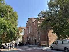 因みにすぐ傍の由緒正しき聖ソフィア教会は折しも葬儀の最中で近寄れず。