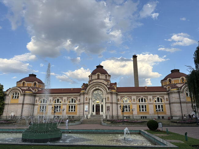 味わい深い駅舎のような佇まいは、中央浴場です。