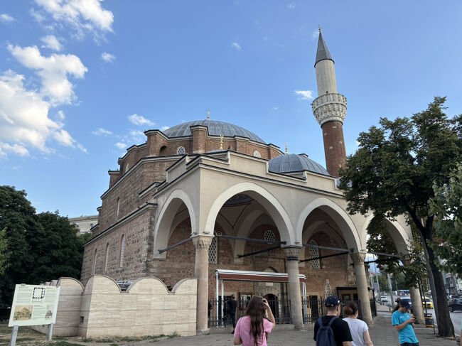 市場でトイレが見当たらず。そんな時はモスクがいつだって助けてくれます。再び大通りの対岸、バーニャバシジャーミヤに。お祈り前に手足を洗うムスリムに挨拶しながらトイレを拝借。