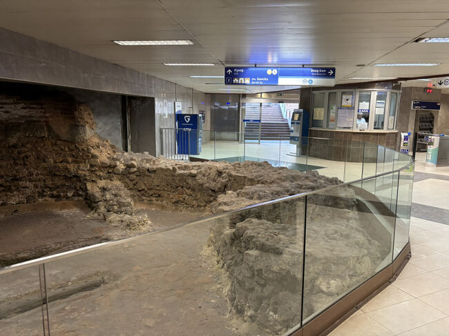 地下鉄工事で偶然見つかったとか。駅舎内でも大切に保存されています。