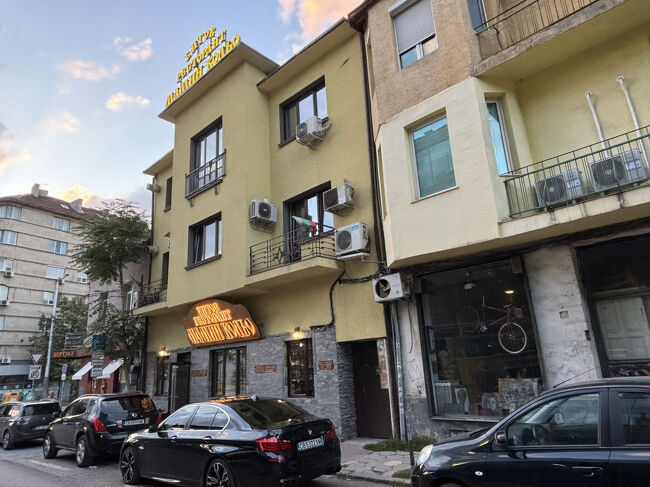 この日は郷土料理のレストランがどこもかしこも満席で、ようやく滑り込んだのが Mehana Mamin Kolyo 、地元の友人が見つけてくれました。