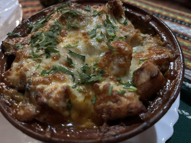 周囲は旅行者以外に家族の食事会やほろ酔いオジサンたちの集いなど、地元仕様でした。郷土料理は一通り楽しめそうです。