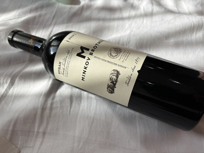 我が友ザルコが食後にお気に入りのリーズナブルなブリガリアワインを一つ探してくれました。楽しみ！