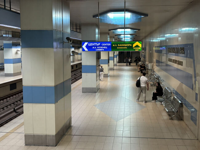 一夜明け宿の最寄りのソフィア中央駅から地下鉄でセルディカに。夜更けは何かと物騒な雰囲気な中央駅界隈も日が昇れば無問題です。