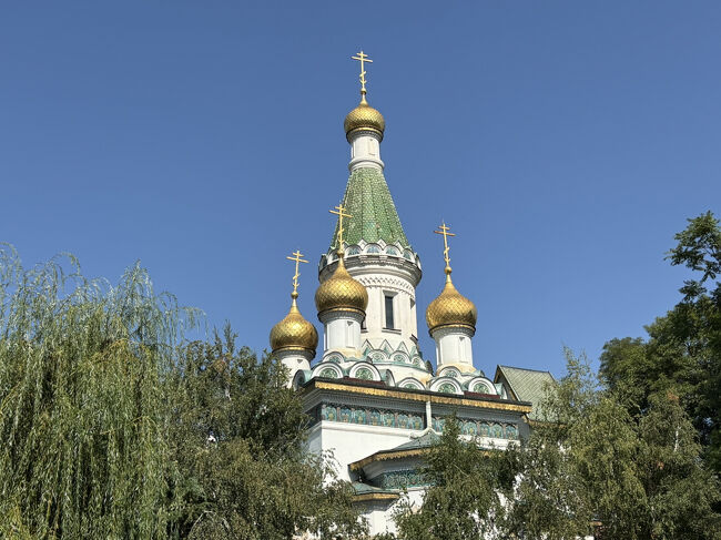 何かとアレな国の教会も、愛らしい玉ねぎドームを備えた建築様式は大好きです。