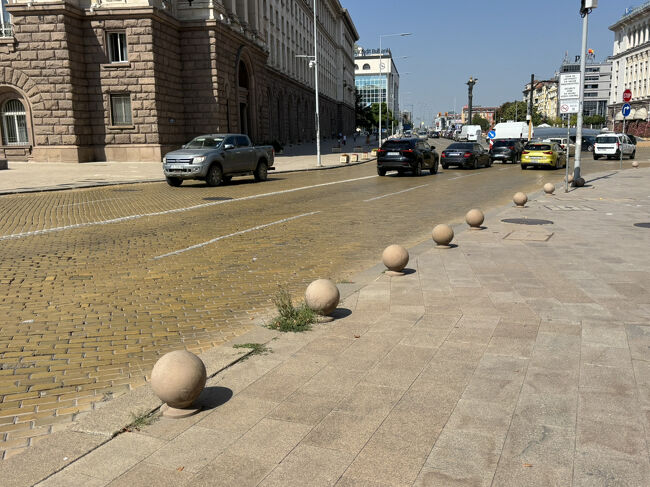 聖ゲオルギ教会近くの路肩のいけず石みたいなこれら、酔っ払いが蹴飛ばして骨折しやしないかと。
