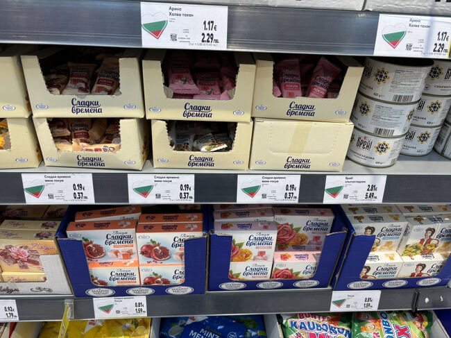 お土産にこれまたブルガリアと言えば！と薔薇関連の物を…と探し回るも全く見つからず。途方に暮れてレジに向かうと、ジャムにキャンディ、トルコ菓子でもお馴染みのロクムなどなど盛り沢山コーナー発見。薔薇ジャム、朝のトーストに塗ると薫り高く幸せに。