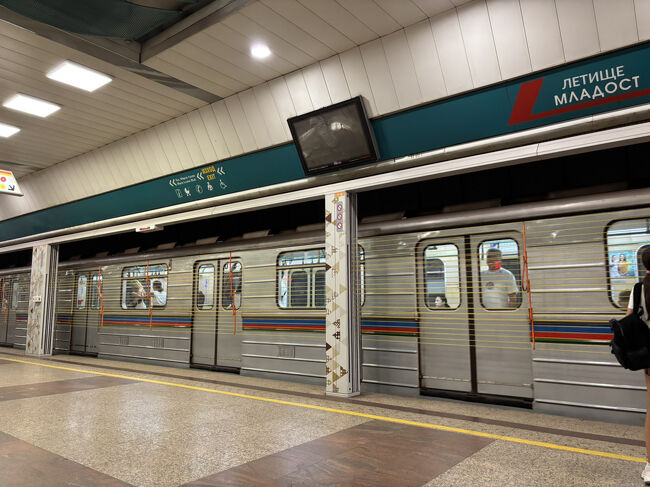 空港まではセルディカ２駅から地下鉄M２線で30分です。地元関西のJRでよく見るロープ巻き上げ式のホーム柵に望郷の念。