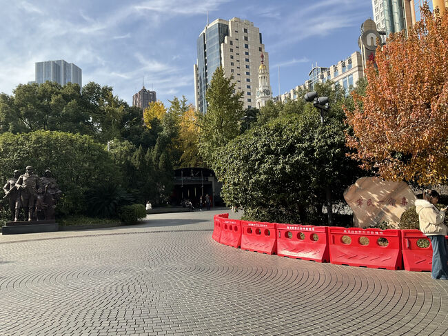 人民広場駅の19番出口前はこのような広場になっていました