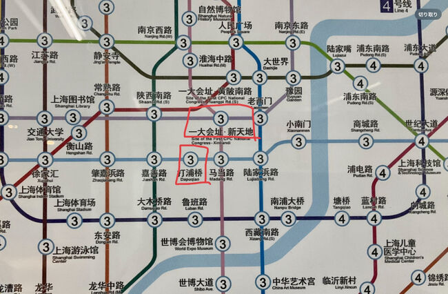 次は新天地、私の間違えて持って来た古いガイドブックには新天地を縦に結ぶ13号線はありませんでしたから、「打浦橋」から「馬当路」まで1駅乗って、そこから新天地までは歩こう、と思っていたので、この図を見てびっくり<br />しかも「新天地」駅は「一大会址・新天地」駅になってるし…