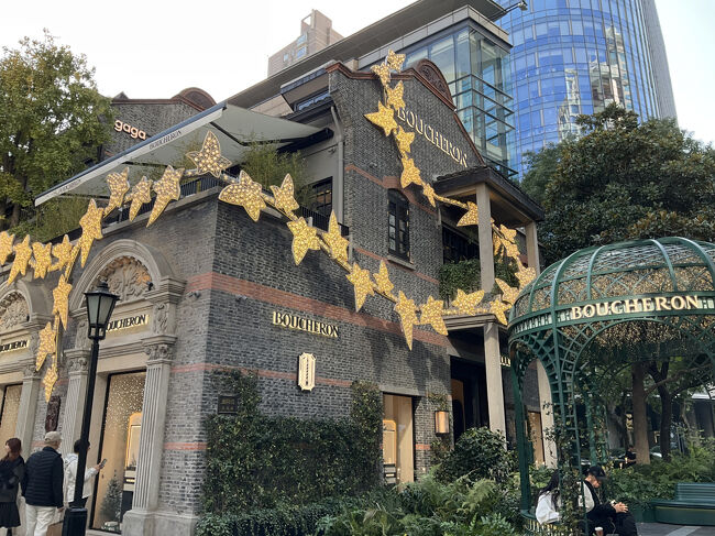 ここはフランスのジュエリーブランド、ブシュロン<br />ブランドを象徴するアイビーをモチーフにした照明が、歴史的建物の石庫門の外壁を彩ります<br />11月にオープンしたばかりで世界で3番目、中国では初の旗艦店だそう