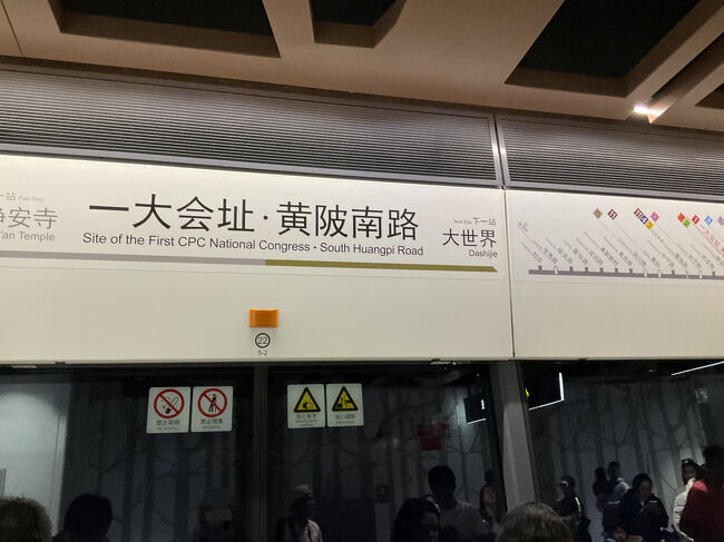 電車は色の濃い方に進むので、分かりやすい表示です