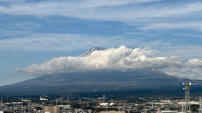 【 Mt. Fuji from Tokaido Shinkansen 】<br /><br />今回の富士山はチラ見せ？<br /><br />ひかり506号（富士市 依田橋町(よだばしちょう)付近を走行中）より，2025年12月10日13:51撮影。まもなく三島駅に到着します。