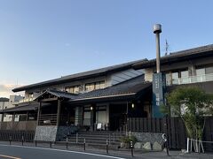 こちらが宿泊している「土佐龍温泉　山陽荘」です。夫が表彰の盾の写真を撮っていて帰ってから知ったのですが、このお宿はじゃらんの「２０２４売れた宿大賞・都道府県部門」を取っていたようです。確かに、伊勢海老づくしの会席を食べた人の口コミは高かったです。