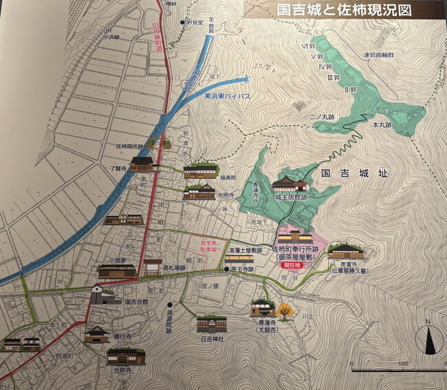この測量図を見ると、山の上のお城と城下町の様子がよくわかります。<br /><br />山の上にお城があり、麓に城主の館があります。<br />麓には旧丹後街道が通っており、そこに城下町が広がっており、寺が点在しています。