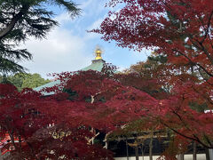 開山堂と紅葉
この寺が創建した際の初代住職である、珂碩上人の像がある。