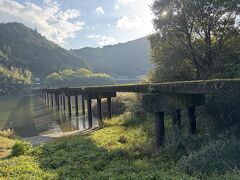 こちらが「名越屋沈下橋（なごやちんかばし）」です。沈下橋とは、増水時に水中に沈むように設計された欄干のない橋のことです。