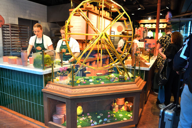 お菓子の観覧車、見た目も楽しくてすごく美味しそうでした。でもダイエット中なので、今回は見るだけにしました。笑