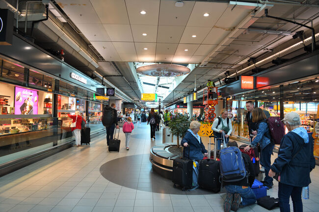 搭乗まで少し時間があるので、ターミナルビル内をぶらぶら散策しています。<br />ショップもいろいろあって、見ているだけでも楽しいです。