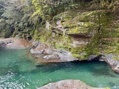 美しい！

宿泊したホテルのスタッフさんから聞いたのですが、仁淀川でサップをやっているお友達が「今の時期が一番透明度が高い」と話していたそうです。夏は藻が発生して濁りが出るので、８月中旬～１月中旬がお勧めだとの情報もありました。