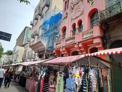 Google Mapの助けを借りて、もう一つの観光名所のセラロンの階段まで歩いてみることにしました。

週末だから？道沿いにお店がたくさんでています。