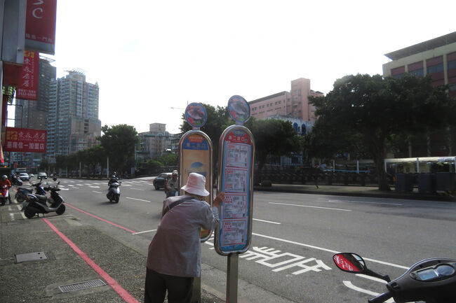   帰りは、九份老街から乗車し、終点の基隆の一つ手前「義二路口」で下車しました。<br />　台湾の人はとても親切で降りるところを聞いたら、次のバス停であると教えてくれました。<br />