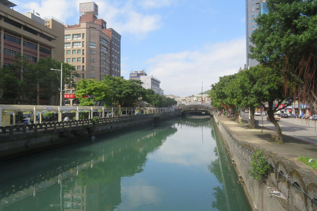 九份からⅠ時間ほどで基隆に戻ってきました。<br />田寮河に沿って歩いて夜市の街に向かいます。