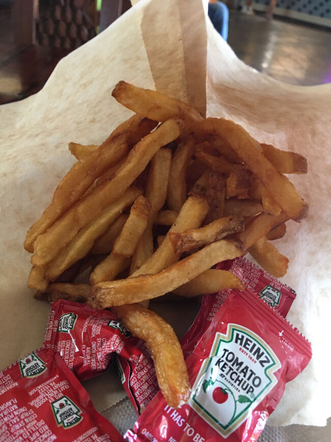 フレンチフライは、お店でカットしたジャガイモを使用