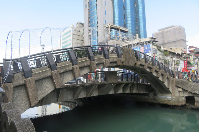 向かう途中で、太鼓橋の特徴的な橋を見つけました。