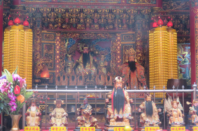 線香が立ちこめています。