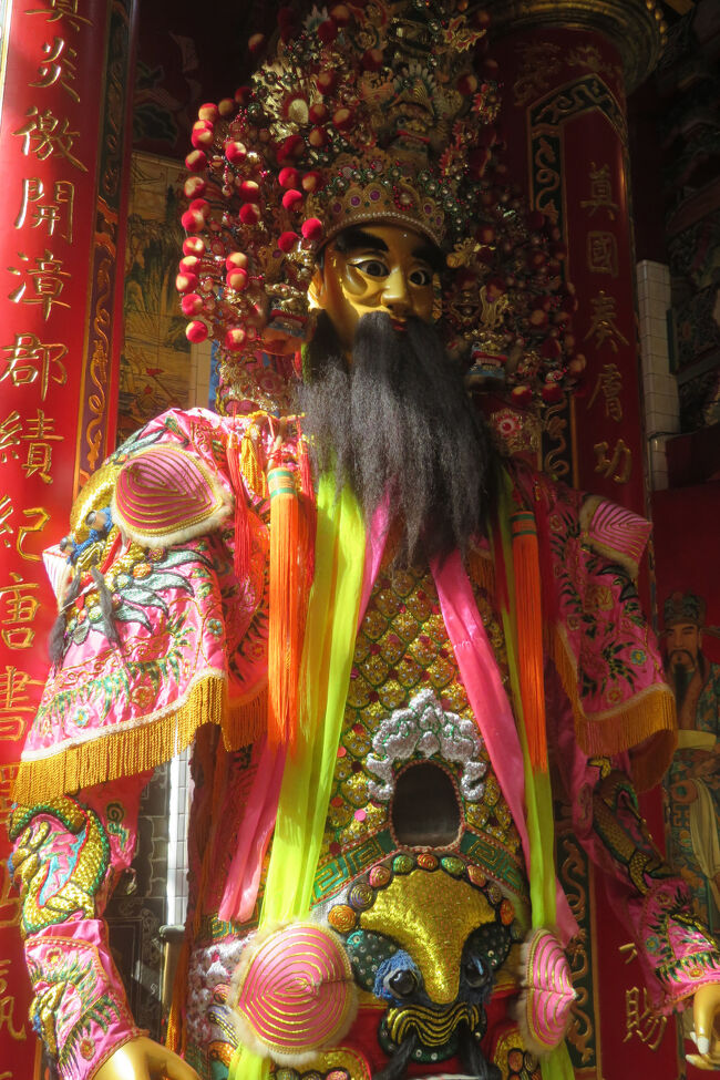 それにしても色鮮やかなお寺でした。