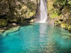 そして１２：５８、この日いちばんの明るい ”仁淀ブルー” が撮れました♪

雲が出ていて「最後にこんな落とし穴があるとは。。私の日頃の行いが悪かったのかな」としょんぼりしていた私も大満足！！　「曇りと晴れの両方が見られて良かったやん」とプラス思考の夫の言葉に「ホンマやね」と、単純に喜ぶ妻なのでしたヽ(^o^)丿
