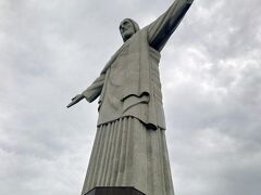 その人の間を縫って、とうとうキリスト像の近くまでたどり着くことができました。

まるで、大きく手を拡げて出迎えてくれたかのようです。