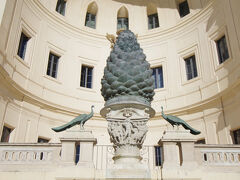 今回唯一事前予約していたヴァチカン美術館から。寝坊したときのことを考えて8時30分にしていましたが、遅れても優先的に入れてくれていたので朝一番の8時にしておけばとも思いましたが、、、
撮影禁止のシスティーナ礼拝堂を含め、見どころが非常に多いですが、松ぼっくりの庭園も天気が良く、気温も暖かく心地よかったです。