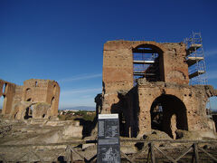 ヴァチカンの他の場所は別の日にまわし、地下鉄とバスを乗り継いで初訪問のアッピア街道へ。ヴィラ・デイ・クインティーリはローマ時代クインティリ兄弟の別荘跡です。ローマ市内からは少し遠いということもあり、フォロ・ロマーノなどと比べると静かでゆっくりと見学ができました。