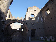 ローマ執政官の娘チェチリア・メテッラの霊廟もアッピア街道上にあります。ヴィラ・デイ・クインティーリとの共通券で入場可能です。