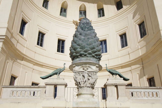 今回唯一事前予約していたヴァチカン美術館から。寝坊したときのことを考えて8時30分にしていましたが、遅れても優先的に入れてくれていたので朝一番の8時にしておけばとも思いましたが、、、<br />撮影禁止のシスティーナ礼拝堂を含め、見どころが非常に多いですが、松ぼっくりの庭園も天気が良く、気温も暖かく心地よかったです。