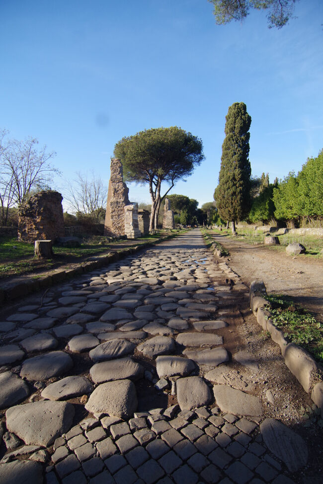 ヴィラ・デイ・クインティーリを出てアッピア街道を歩いていきます。「すべての道はローマに通ず」とあるようにローマ時代から残るこの道、土曜日ということもあり、ジョギングや自転車で走る人たちもいました。