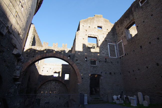 ローマ執政官の娘チェチリア・メテッラの霊廟もアッピア街道上にあります。ヴィラ・デイ・クインティーリとの共通券で入場可能です。