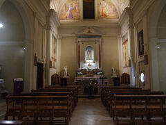 もうひとつのカタコンベは時間的に行けませんでしたが、最後にドミネ・クォ・ヴァディス教会を訪問。聖ペトロが迫害を逃れローマから去ろうとしていたところ、「主よ、どこへ行かれるのですか（ドミネ・クォ・ヴァディス）？」と問われたところだそうで、イエスの足跡の残る大理石が聖遺物として残っています。