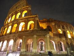 夜のコロッセオ。この周辺も多くの人たちで賑わっていました。日本人は見かけませんでしたが、欧米人、韓国人、中国系や東南アジアの方々がたくさんいました。