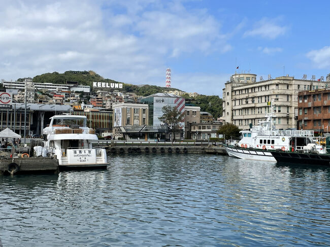 海から山を見るとハリウッドのようにキールンの文字が見えます。