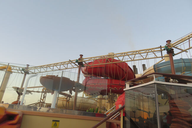 一日の観光を終えてベリッシマに戻ってきました。<br />この旅で初めて船内をまわってみました。巨大なウォータースライダーがあることが初めて分かりました。