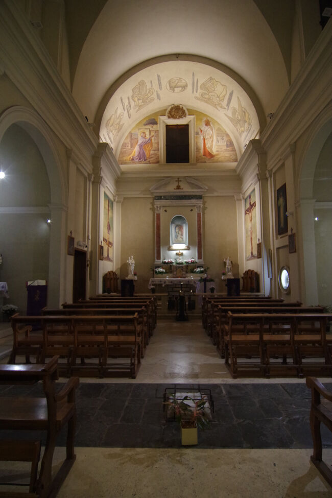 もうひとつのカタコンベは時間的に行けませんでしたが、最後にドミネ・クォ・ヴァディス教会を訪問。聖ペトロが迫害を逃れローマから去ろうとしていたところ、「主よ、どこへ行かれるのですか（ドミネ・クォ・ヴァディス）？」と問われたところだそうで、イエスの足跡の残る大理石が聖遺物として残っています。