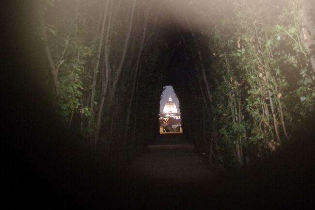 再びローマ市内に戻りました。日没後も精力的に観光をします。まずはサン・ピエトロ大聖堂を鍵穴から見ることができるマルタ騎士団の館へ。よるにも関わらずこの鍵穴を覗くため30分以上並びました。