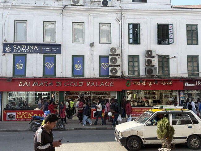 向かいは宝石店が並び、金ピカ物がネパール人やインド人は好きなのかな