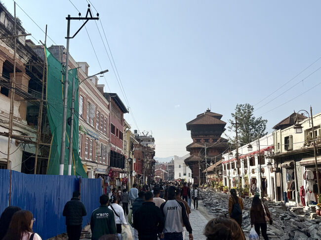 右折するとダルバール広場が見えてきました、制服の学生が多かったのは旅行かな