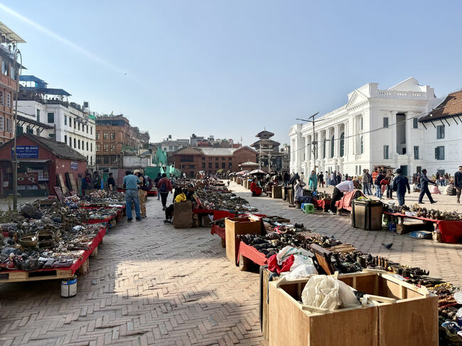 せっかくなので、昨年も来たけどエリアをウロウロしました、たくさんある露天は見ていると日本語で勧誘されます、小心者なので石のついたキーホルダーを買ってしまいました(笑)